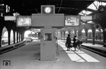Die neuen Zugzielanzeiger auf Gleis 2 des Kölner Hbf werden eingerichtet. Offenkundig fehlt es noch an der Feinjustierung zwischen Uhrzeit und Zugläufen. (1952) <i>Foto: Fischer</i>