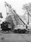 Messevorführung der Leistungsfähigkeit eines 57-t Ardelt-Schienenkrans. (1957) <i>Foto: Slg. Eisenbahnstiftung</i>