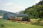 Durch das Loquitztal bei Oberloquitz räuchert 95 0030 mit Ng 66483 ihrem Ziel Probstzella entgegen. (06.10.1978) <i>Foto: Wolfgang Bügel</i>