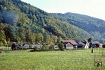 Idyllisch liegt das Örtchen Hüttengrund im Steinachtal nahe Sonneberg. 95 0016 beschleunigt P 18004 nach Saalfeld aus dem dortigen Haltepunkt. (07.10.1978) <i>Foto: Wolfgang Bügel</i>