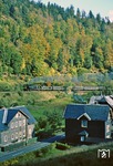 Der Halt des P 18004 in Steinach ermöglichte eine weitere Aufnahme des Zuges an den letzten Häusern des Ortes. (07.10.1978) <i>Foto: Wolfgang Bügel</i>