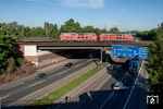 Mit dem Stahlzug 61303 überqueren 225 018 und 225 020 die Autobahn A 40 in Duisburg-Kaiserberg. (25.05.2012) <i>Foto: Joachim Schmidt</i>