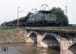 194 574-8 vor dem kurzen Ng 64081 auf der Niddabrücke bei Frankfurt-Nied. (13.08.1981) <i>Foto: A. Wagner</i>