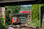 Zugbegegnung zwischen einem 612 auf dem Weg ins Sauerland und 225 018 in Hagen-Hengstey. (26.05.2012) <i>Foto: Joachim Schmidt</i>