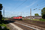 Am Lokschuppen des ehemaligen Bw Gelsenkirchen-Bismarck fahren 225 018 und 225 020 mit GM 61303 nach Hohenlimburg vorbei. (26.05.2012) <i>Foto: Joachim Schmidt</i>