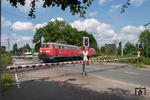 225 010 und 225 018 mit dem Stahl-Leerzug GM 61304 am Bahnübergang Uechtingstraße in Gelsenkirchen-Bismarck. (30.05.2012) <i>Foto: Joachim Schmidt</i>