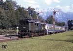 144 504-8 läuft mit dem Eilzug von Berchtesgaden nach Freilassing im Bahnhof Bischofswiesen ein. (02.08.1979) <i>Foto: A. Wagner</i>
