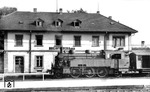 Vor dem Empfangsgebäude von Rheinfelden (Baden) pausiert 75 1107. (21.06.1954) <i>Foto: Carl Bellingrodt</i>