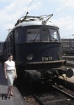 Zwei holde Schönheiten im Münchener Hauptbahnhof. (08.1965) <i>Foto: A. Wagner</i>