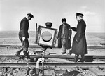 Das passte schon eher in die Propaganda: Der deutsche Bahnmeister weist seine russischen Hilfskräfte in die Arbeit an einer Weiche ein. Aufnahme in Snamenka. (1943) <i>Foto: Walter Hollnagel</i>