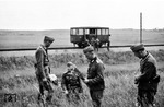Während einer Streckenkontrollfahrt in der Ukraine gab es sogar Zeit fürs Blümchenflücken. (1943) <i>Foto: RVM</i>