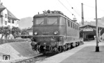 E 41 026 wartet am Stumpfgleis 1a des Garmisch Partenkirchener Bahnhofs auf ihren nächsten Einsatz. (27.08.1968) <i>Foto: Frank Lüdecke</i>