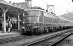 In Garmisch-Partenkirchen erwarten die Fahrgäste an Gleis 1 den Schnellzug nach Dortmund. Zuglok ist die Münchener 110 395. (27.08.1968) <i>Foto: Frank Lüdecke</i>