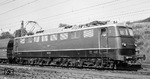Die fabrikneue E 50 020 (Krupp, Baujahr 1957) vor Gdg 7976 im Bahnhof Laufach, unmittelbar nach Aufnahme des elektrischen Betriebes. (01.10.1957) <i>Foto: Ron Amberger</i>