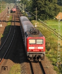 Die Baureihe 143 steht nunmehr bei DB-Regio NRW auch auf der Abschussliste. Bis Ende des Jahres 2014 sollen alle lokbespannten Züge durch Triebwagen ersetzt werden. Umso erfreulicher, das sich zwei S-Bahnzüge der Linie S 6 (Köln-Nippes - Essen Hbf) mit 143 643 (vorne) und 143 259 passend bei Leverkusen-Rheindorf begegneten. (31.07.2014) <i>Foto: Joachim Bügel</i>