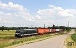 MRCE 185 564 ist mit einem Containerzug bei Donauwörth-Wörnitzstein unterwegs. (18.06.2014) <i>Foto: Joachim Bügel</i>