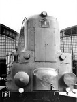 Die 1936 von Henschel gelieferte Nr. 1 der Lübeck-Büchener Eisenbahn (ab 1938: 60 001) war eine von drei stromlinienförmig verkleideten Tenderlokomotiven mit der der Achsfolge 1'B1' und einer Höchstgeschwindigkeit von 120 km/h. Aufgrund ihres Aussehens und der grauen Lackierung erhielten sie den Spitznamen „Mickymäuse“. Die Verkleidung für die Scharfenberg-Kupplung sieht bereits etwas ramponiert aus. Es sieht aus, als ob versucht worden sei, die Lok ohne Abnehmen der Verkleidung mit dem Wagenzug zu verbinden. (1936) <i>Foto: RVM</i>