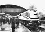 Eine der Versuchs- und Präsentationsfahrten brachte den Henschel-Wegmann-Zug mit 61 001 auch nach Hannover. Die Bevölkerung war über das Ereignis offenkundig informiert und fand sich zahlreich auf dem Hauptbahnhof ein. (02.1936) <i>Foto: RVM</i>