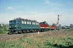 Mangels Fahrdraht, der im übrigen auch nicht geholfen hätte, denn die geschleppte 251 war ja für 25 kV und 50 Hz und nicht für das "normale" System mit 15 kV und 16 2/3 Hz ausgelegt, mussten die E-Loks der Rübelandbahn mittels Dieselvorspann zum RAW Dessau überführt werden. Eine solche Fuhre wartet mit 251 012 und 110 106 die Kreuzung von 110 637 am Einfahrsignal Giersleben ab. (10.10.1978) <i>Foto: Wolfgang Bügel</i>