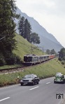 HGe 4/4 1991 "Meiringen" begegnet mit einem Regionalzug der Straßenkonkurrenz bei Giswil. (20.08.1986) <i>Foto: Ulrich Neumann</i>