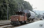 Te III 202 rangiert einen Normalspurwagen auf Rollschemel im Bahnhof Giswil. (20.08.1986) <i>Foto: Ulrich Neumann</i>