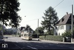 An der Einfahrt ins Güntersthal befindet sich VAG Tw 122 der Freiburger Verkehrs AG und ein Benzinpreis von 80 Pfennig (41 Cent) an der Tankstelle! (29.07.1974) <i>Foto: Dieter Frank, Slg. D. Junker</i>