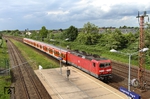Einen Verstärkungszug nach Wuppertal-Vohwinkel im nachmittäglichen Berufsverkehr auf der S 68 schiebt 143 842 aus dem S-Bahnhof Langenfeld/Rheinland.  (09.05.2014) <i>Foto: Joachim Bügel</i>