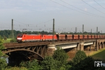 Über die Ruhrbrücke in Duisburg-Kaiserberg rollt der 5400t-Erzzug GM 48711 (Maasvlakte Oost - Dillingen Hochofen Hütte) mit 189 032 und 189 038, die in allen vier in Europa üblichen Bahnstromsystemen einsetzbar sind. (08.08.2014) <i>Foto: Joachim Bügel</i>