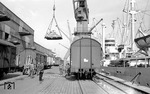 Walter Hollnagel zog es immer wieder in den Hamburger Hafen, wo er viele stimmungsvolle Aufnahmen an der Schnittstelle zwischen Schiene und Schiff anfertigte, so wie diese Verladeszene im Frühjahr 1964. (12.05.1964) <i>Foto: Walter Hollnagel</i>