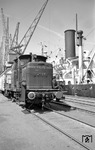 V 60 714 kam am 10.04.1960 zum Bw Hamburg-Wilhelmsburg als Ablösung für die dort stationierten pr. T 16. 4 Jahre später hatte sie die alten Preußen im Hafen offenkundig schon erfolgreich verdrängt. (12.05.1964) <i>Foto: Walter Hollnagel</i>