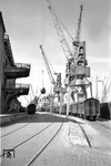 Die damals modernsten und leistungsfähigsten Kräne im Hamburger Hafen. (12.05.1964) <i>Foto: Walter Hollnagel</i>