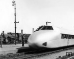 Der Kruckenberg´sche Schienenzeppelin überholt auf einer Präsentationsfahrt zwischen Hannover und Lehrte die 55 3592. (10.05.1931) <i>Foto: RVM</i>