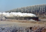 01 0529 (Bw Erfurt) strebt an einem kalten Wintertag mit D 207 die Hönebacher Rampe hinauf. (21.12.1972) <i>Foto: Wilfried Sieberg</i>