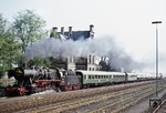 050 142-9 (50 142) befördert einen Sonderzug nach Niedermendig im Bahnhof Kruft. Am Zugschluß hängen die Wagen des historischen Rheingoldzuges. (11.05.1975) <i>Foto: Peter Schiffer</i>