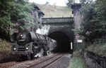 01 0522 verlässt vor D 1098 (Frankfurt/O - Mönchengladbach) das Westportal des 983 m langen Hönebacher Tunnels in Richtung Bebra. (11.09.1971) <i>Foto: Peter Schiffer</i>