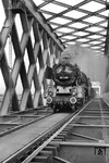 50 1360 vom Bw Gremberg hatte die Ehre den ersten Güterzug über die wiederaufgebaute Urmitzer Rheinbrücke zu führen. (10.05.1954) <i>Foto: Fischer</i>