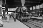 23 017 war noch fast neu (Baujahr 1952), als sie vor dem "Rheingold-Express" (!) im Mainzer Hauptbahnhof angetroffen wurde.  (1953) <i>Foto: Robin Fell</i>