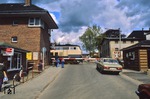 Mit einem Eilzug aus Plön fährt eine 218 über den Bahnübergang "Langenrade" in den Bahnhof Ascheberg (Holst) ein. (05.1985) <i>Foto: M. Dornscheidt</i>
