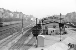 Blick über die Anlagen des Bahnhofs Berlin-Steglitz im März 1945. Am Güterschuppen wartet 74 1279 vom Bw Berlin-Potsdamer Gbf. Selbst die S-Bahn verkehrte noch durch die Häuserruinen. (03.1945) <i>Foto: Walter Hollnagel</i>