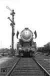 Ausfahrt frei für 52 3717 (WLF, Baujahr 1944) vom Bw Wustermark in der Südausfahrt des Güterbahnhofs von Berlin-Grunewald. (03.1945) <i>Foto: Walter Hollnagel</i>