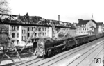 01 004 vom Bw Hamm (Westf) mit dem D 4 nach Köln vor dem weltbekannten Gerüst der Wuppertaler Schwebebahn in Wuppertal-Barmen.  (26.03.1938) <i>Foto: RVM-Filmstelle Berlin</i>