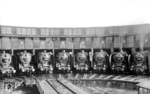 Ein weiteres Bild aus einer erhöhten Perspektive zeigt eine leicht veränderte Lokparade (zu Bild-Nr. 20798) im Bw Hannover-Ost, diesmal mit (von links nach rechts) 01 031, 053, 055, 057, 059, 060, 062 und 065.  (1930) <i>Foto: Rudolf Kreutzer</i>