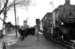 Ankunft der 38 1941 (Bw Gronau) mit einem Personenzug in Selm-Beifang auf der Strecke Coesfeld - Lünen. Die Lok war bereits vor dem Krieg in der RBD Münster stationiert. Sie wurde am 14.08.1942 vom Bw Osnabrück Gbf zur HBD Nord/Riga umstationiert und im Mai 1944 zurückgegeben. (03.1951) <i>Foto: Willi Marotz</i>