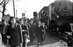 Die "Malocher" kehren heim: 38 1941 brachte den nachmittäglichen Personenzug nach Selm-Beifang. (03.1951) <i>Foto: Willi Marotz</i>