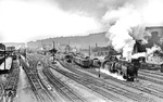 Blick über die Gleisanlagen der Würzburger Ostausfahrt mit 44 168 (Bw Nürnberg Rbf), die sich mit einem Güterzug offenkundig auf den Weg in die Heimat macht.  (06.06.1951) <i>Foto: Carl Bellingrodt</i>