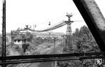Blick auf die Kohlenbeförderungsanlage zum Hochbunker des Bw Köln Bbf, sowie auf die Streckeneinfädelungen der linken Rheinstrecke und Aachener Strecke. Links die ehem. Blockstelle Kanalstraße.  (1948) <i>Foto: Fischer</i>