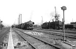 Blick in das Bw Hamm. Links steht in einer Reihe mit anderen Lokomotiven 44 400, während rechts 44 442 ihre Sandvorräte ergänzt. (1961) <i>Foto: Willi Marotz</i>