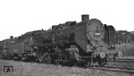 Eine der vielen zum Kriegsende schadhaft abgestellten Lokomotiven: 39 073 in Darmstadt. Dahinter steht 18 524. Die Lok wurde am 14.12.1946 beim Bw Dillenburg wieder in Betrieb genommen und wanderte später über die Bw Frankfurt/M-3 und Frankfurt/M-1 nach Stuttgart, wo sie am 24.02.1967 ausgemustert wurde. (04.1945) <i>Foto: Joseph P. Saitta</i>