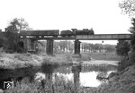 Schnell fahrende Lokomotiven wie die Baureihe 38.10 waren bevorzugte Maschinen für den Transport von Leig-Einheiten. Ein solcher Zug überquert in Rheine die Ems auf der behelfsmäßig wieder aufgebauten Brücke in Richtung Quakenbrück.Typisch für die Bundesbahn wurde das Fehlen der auffälligen Schriften auf den Wagen. (16.05.1952) <i>Foto: Quebe</i>
