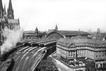 Blick vom linksrheinischen Brückenturm der Hohenzollernbrücke auf den Kölner Hauptbahnhof mit Dom und dem alten Ämtergebäude. (1932) <i>Foto: RBD Köln (Felten)</i>